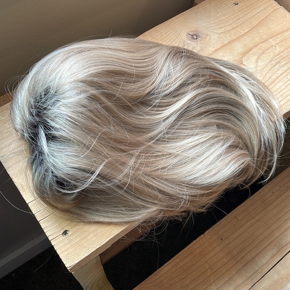 NWT 14” butter beige light layers shoulder length straight blonde wig dark roots - Picture 3 of 16